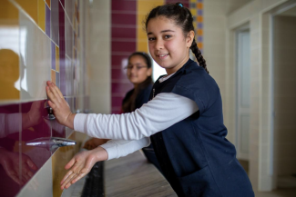 To open the tap, children push a button and water starts running for a few seconds so they can wash their hands. This mechanism prevents water from being wasted. The toilets are all private. For young girls, access to good sanitary infrastructure can be a big deciding factor for whether they remain at school. /Zouaouine, Bizerte.