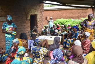 Immunization outreach activities in the village of Kardiasso_ credit I. Kamaté/URC