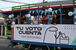 A bus with a displays a positive message on voting. Credit:Fundación Esquel