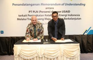 Direktur USAID Indonesia Jeff Cohen dan Direktur PLN Darmawan Prasodjo menandatangani MoU