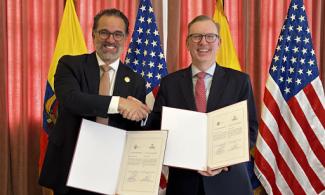 Gustavo Manrique, Ministro de Relaciones Exteriores, y Michael J. Fitzpatrick, Embajador de los Estados Unidos en el Ecuador, durante la ceremonia de firma