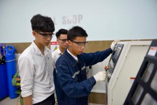 Sinh viên sử dụng các trang thiết bị tại không gian sáng chế của Đại học Cần Thơ do USAID hỗ trợ.