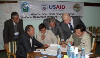 Программа USAID «Местные инициативы развития» объединила представителей местных органов власти и группы гражданского общества, чтобы они могли узнать о разработке программ, направленных на усовершенствование государственных ведомств и служб.