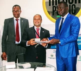 Mark Wilson, directeur du bureau Démocratie de l'USAID au Sénégal (au centre) et Cheikh Ndiaye de la Direction Générale de la Comptabilité publique et du Trésor (à droite).