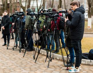 A group of cameramen and journalists