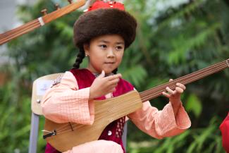 girl playing komuz