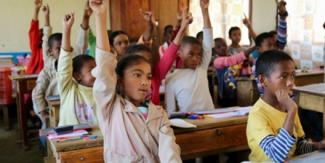 Des enfants dans une salle de classe à Madagascar