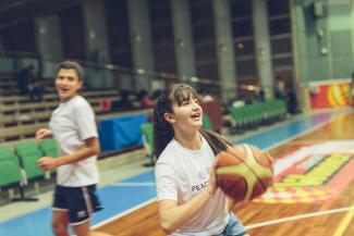 Jinan gets ready to shoot the basketball.