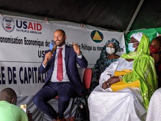 G-D : Mark Wilson, directeur du Bureau Démocratie et Gouvernance de l'USAID ; Mme Marieme Kaire, présidente de l'Association Rurale de Lutte Contre le SIDA (ARLS) ; derrière Mme Seynabou Diallo, macroéconomiste à l'USAID.