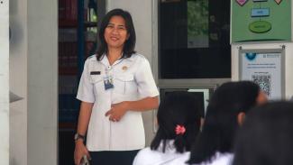 Midwife Masri goes around the health center in the morning