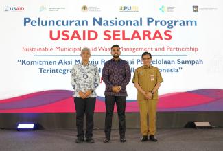 Ervan Maksum, Deputi Bidang Sarana dan Prasarana Bappenas; Mohib Ahmed, Pelaksana Tugas Direktur USAID Indonesia; dan Restuardy Daud, Direktur Jenderal Pembangunan Daerah Kementerian Dalam Negeri saat peluncuran USAID SELARAS. 